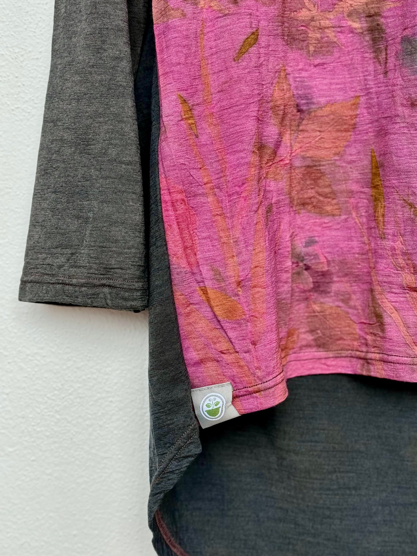 naturally gary and pink dyed merino wool top - close up of the tag with brand logo by DOT 'N' POT