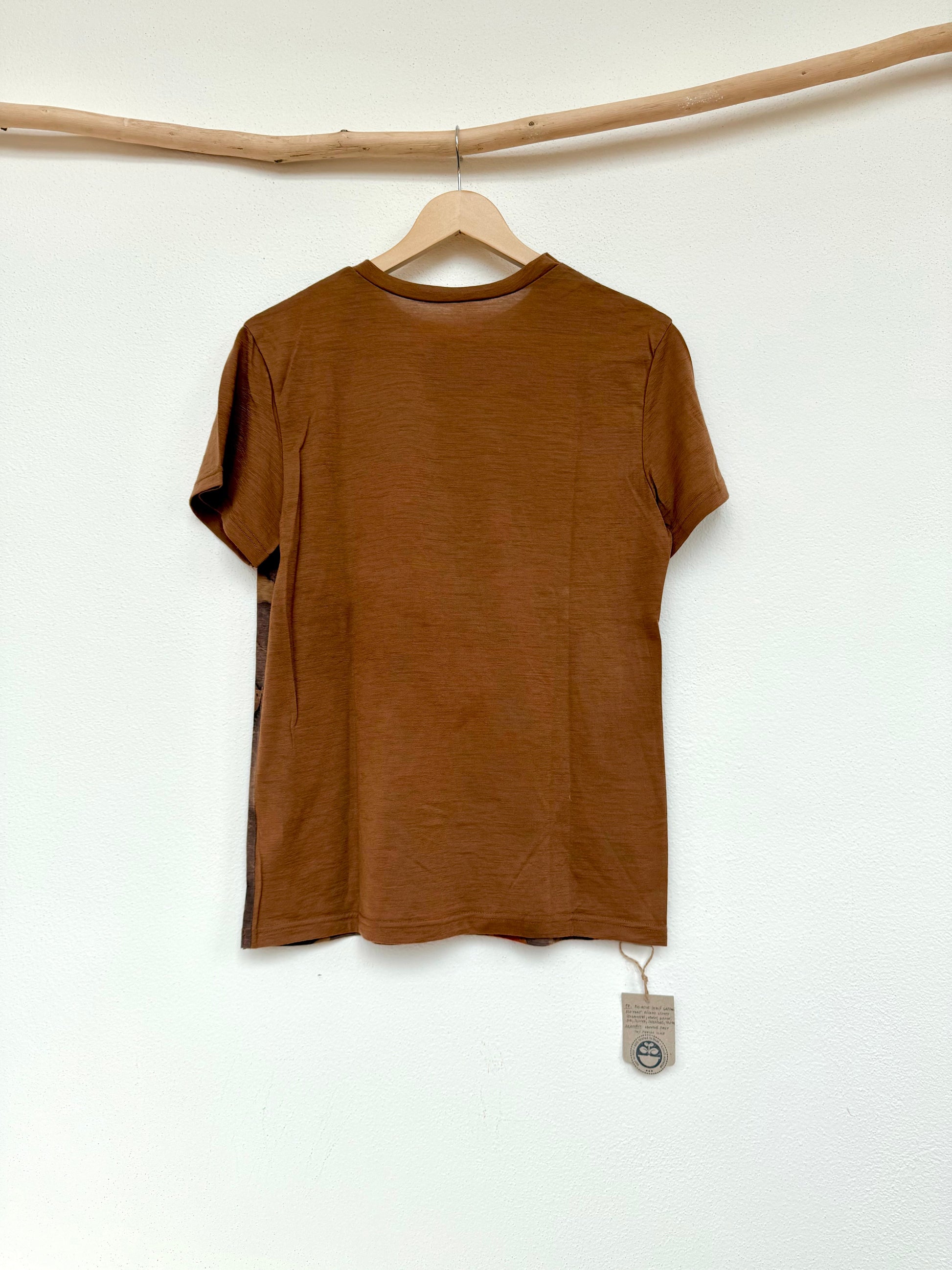 Brown t-shirt naturally dyed with walnut husks - back part detail 