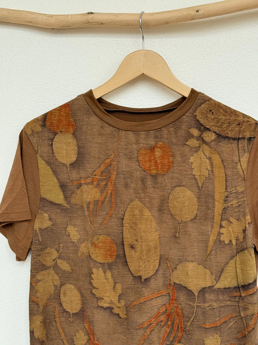 merino wool t-shirt naturally dyed with walnut husks - detail of the front part with neckline