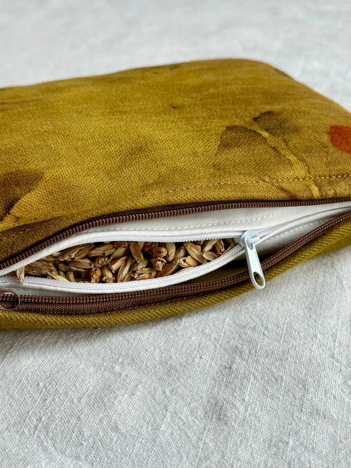 Herbal pillow with spelt husks filling and zipper naturally dyed with onion skins - a detail