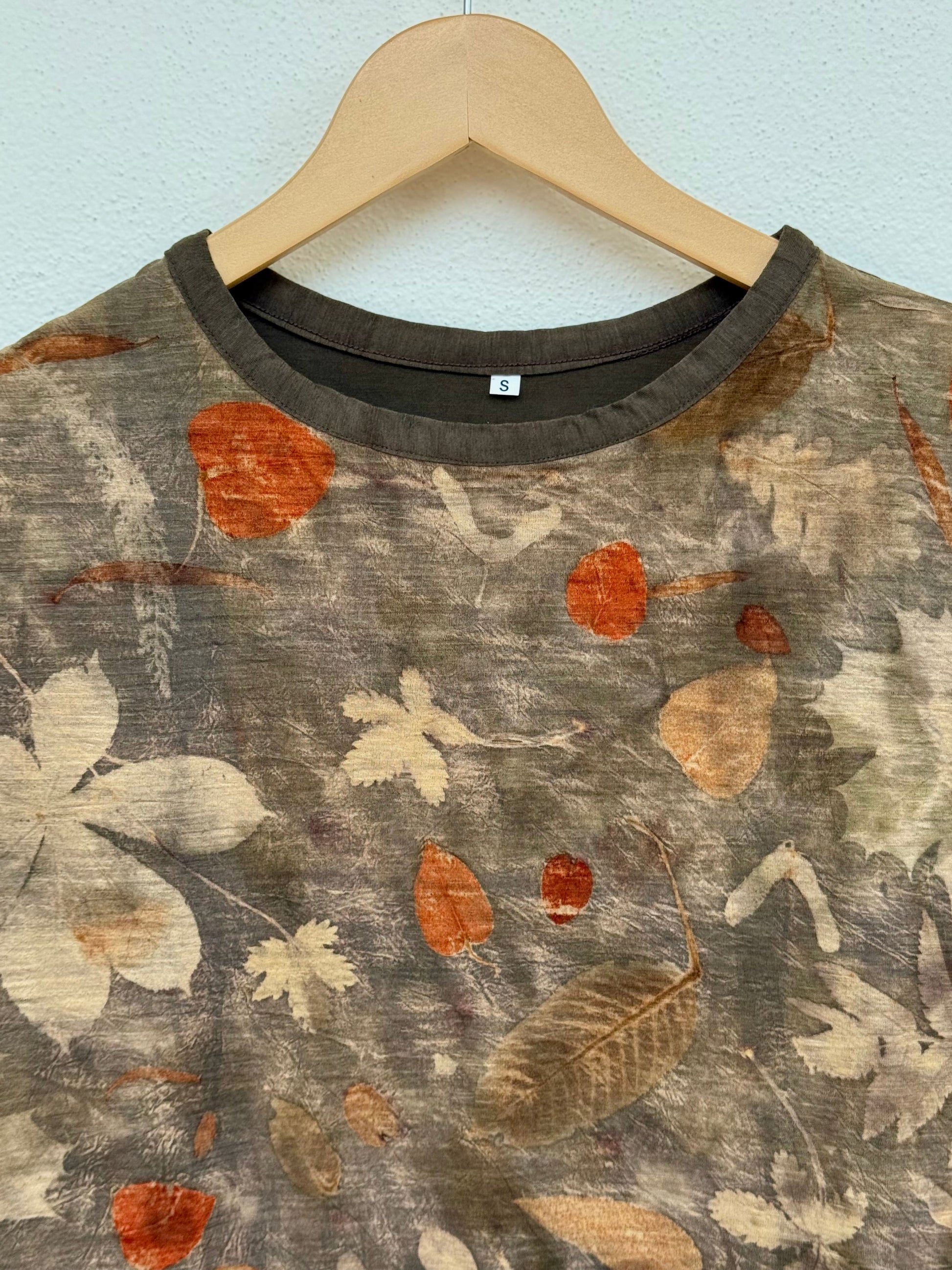 men's merino wool t-shirt with floral pattern - detail of the front part with neckline