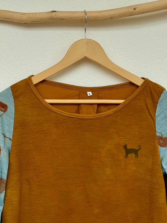 merino wool top naturally dyed with a little cat motive - front part