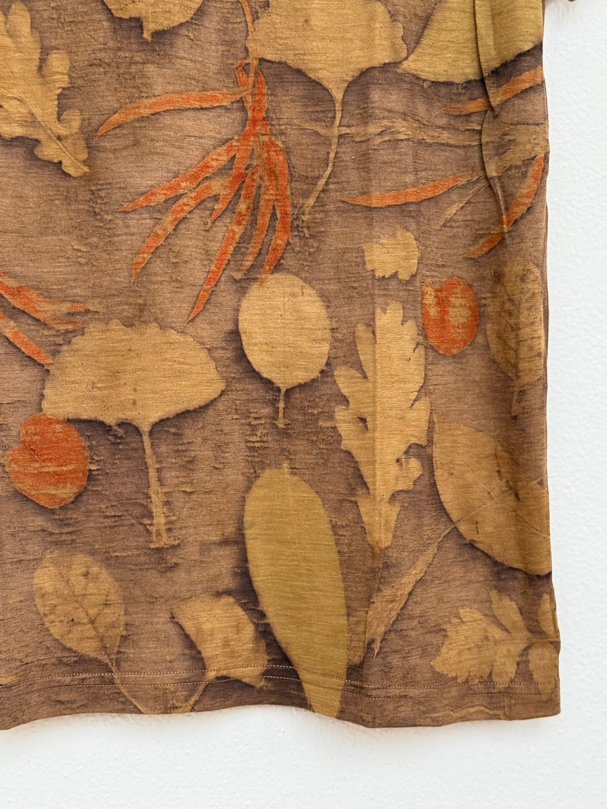 t-shirt with eco-printed leaf pattern in orange and brown - detail of the front