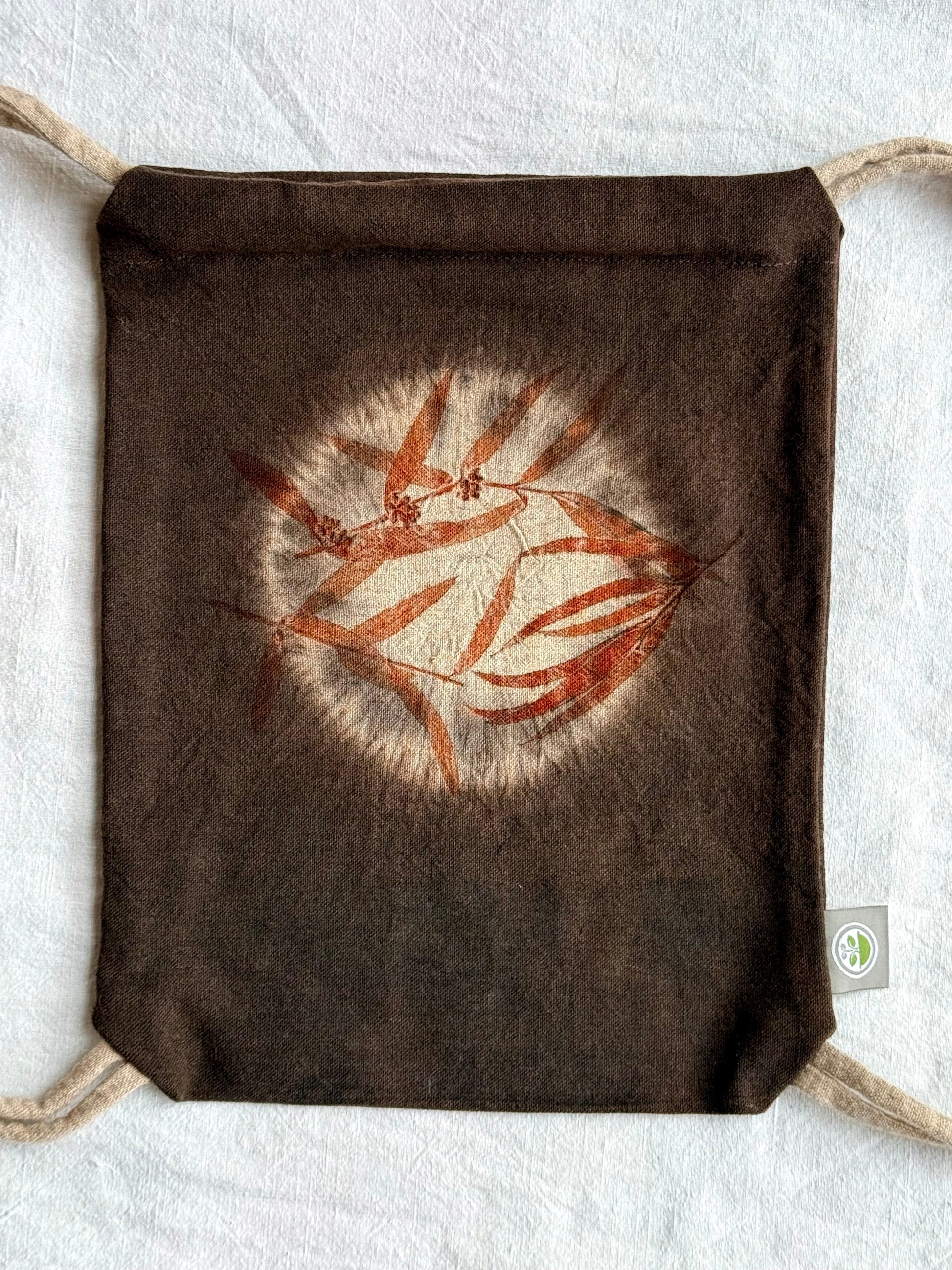front part of a woolen drawstring bag with eucalyptus, logwood and cutch by DOT 'N' POT