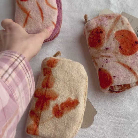 video of the 5. naturally dyed and eco-printed woolen purse by DOT 'N' POT