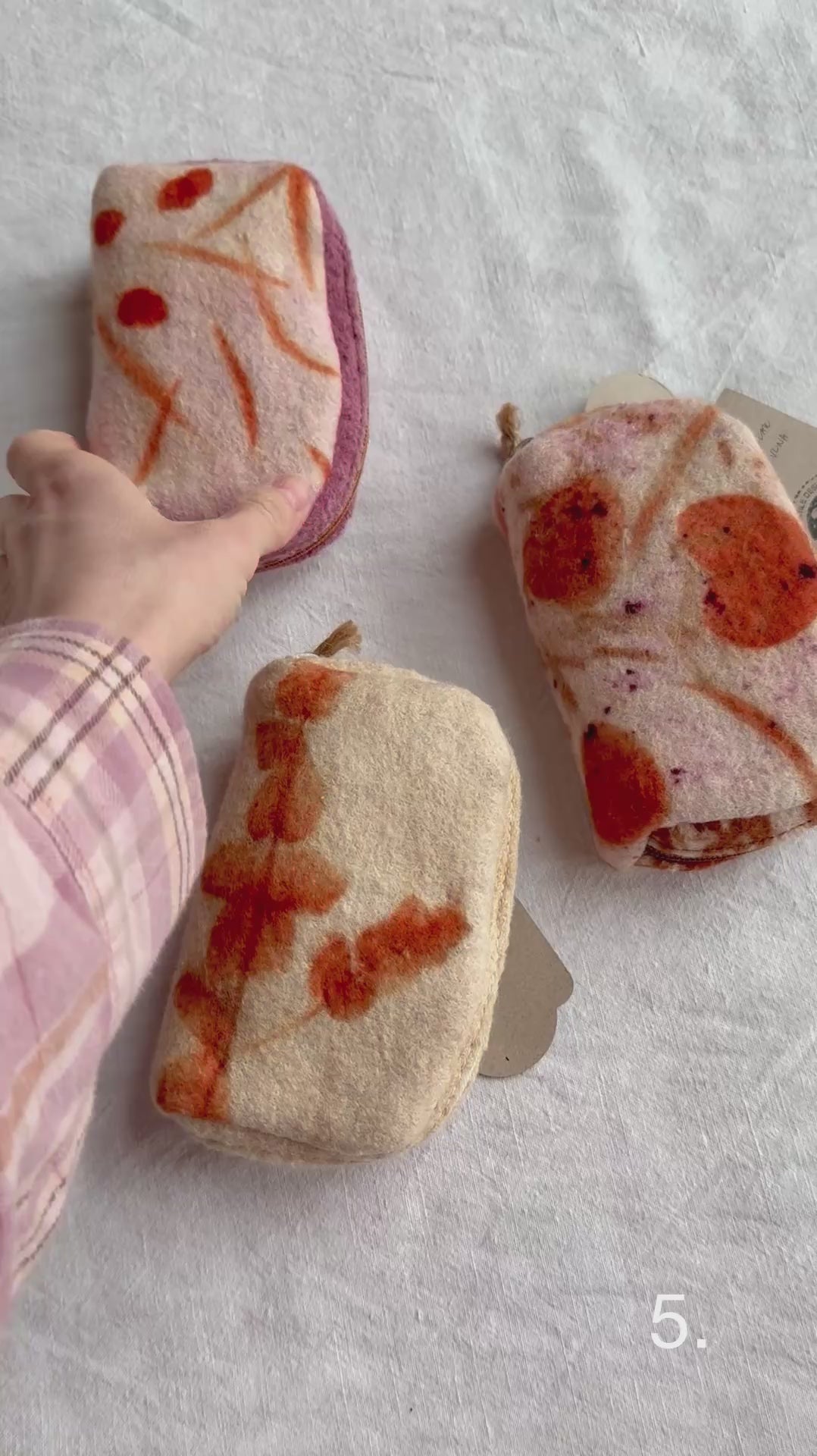video of the 5. naturally dyed and eco-printed woolen purse by DOT 'N' POT
