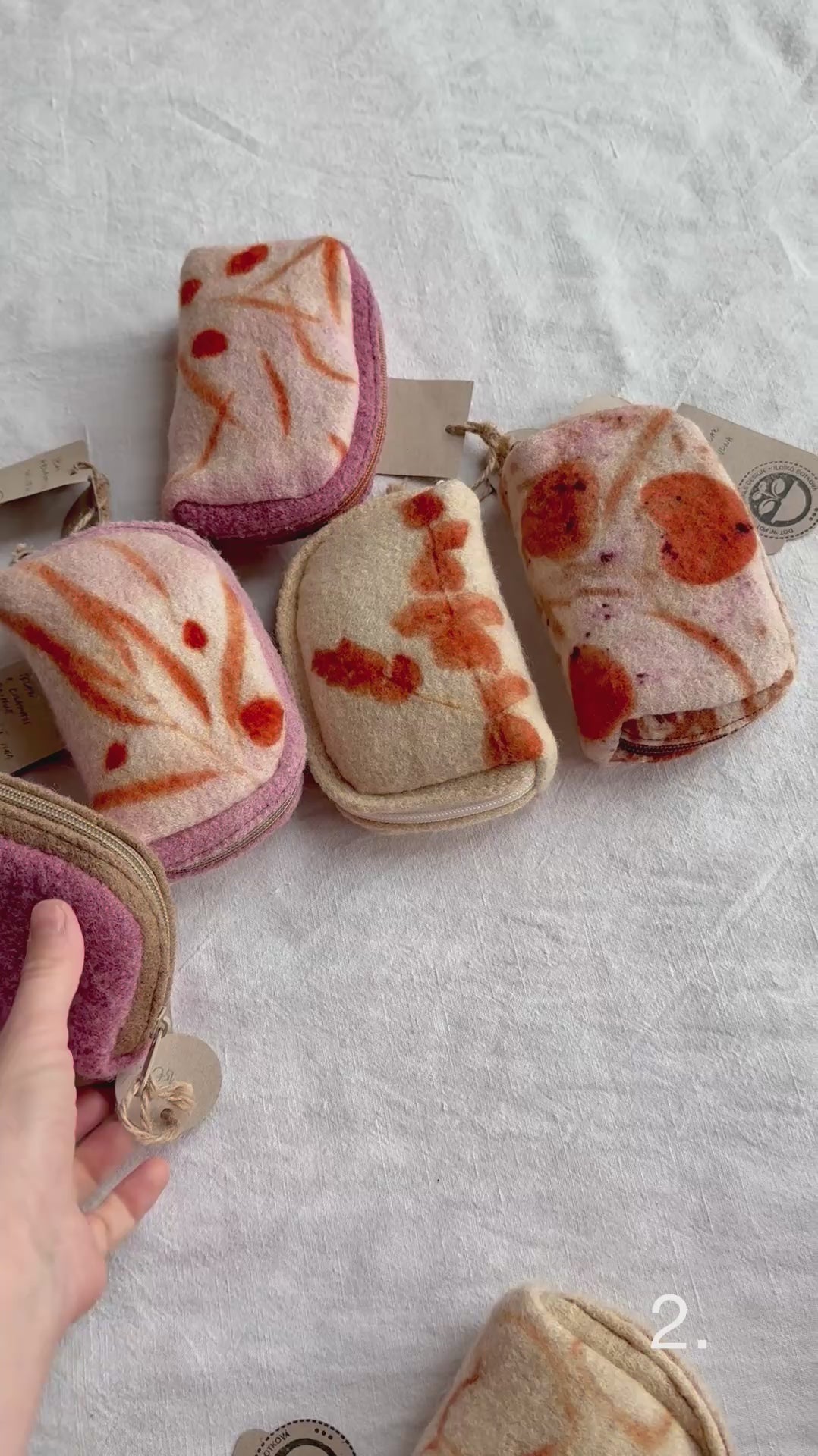 video of the 2. naturally dyed and eco-printed woolen purse by DOT 'N' POT