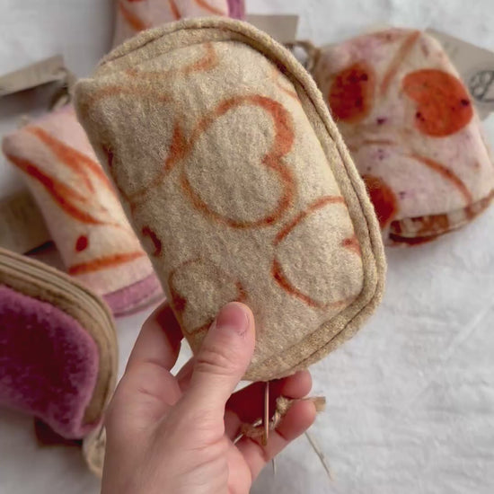 video of the 1. naturally dyed and eco-printed woolen purse by DOT 'N' POT