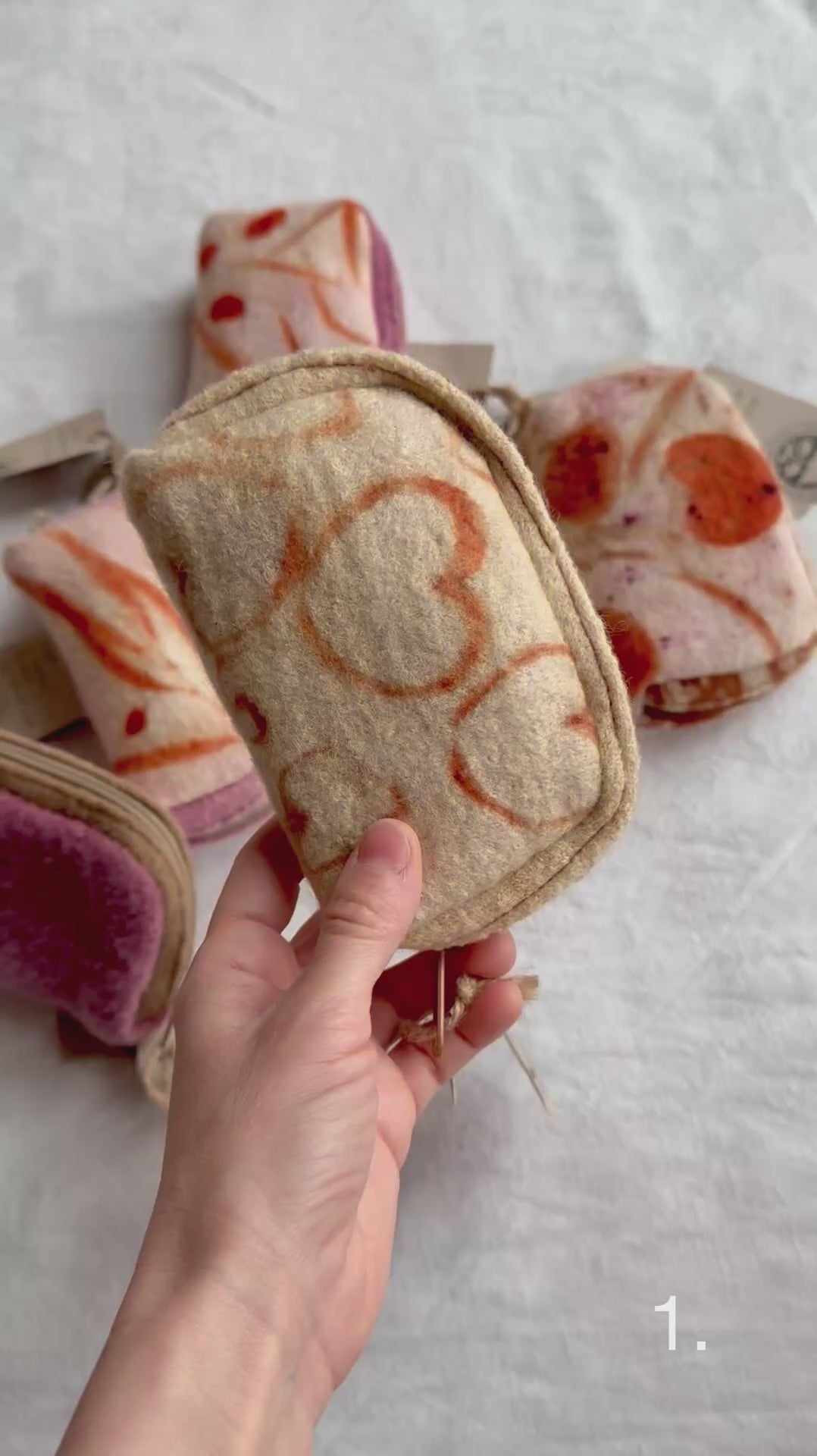 video of the 1. naturally dyed and eco-printed woolen purse by DOT 'N' POT